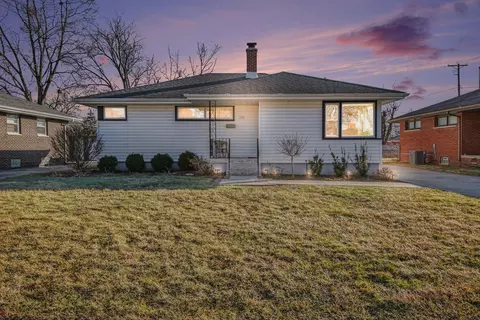 218 Sunset Ln, Munster, IN 46321