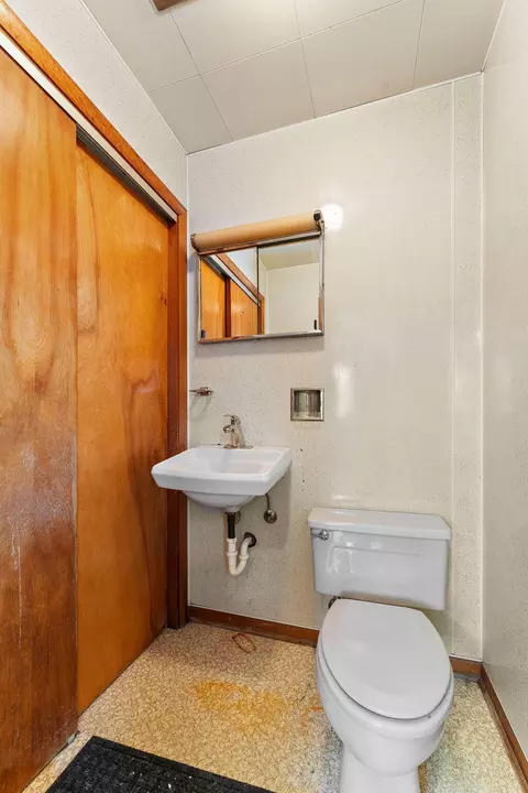 Bath - 8626 Christopher Dr, Saint John, IN 46373 photo 2 of 2