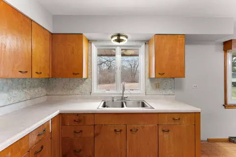 Kitchen - 8626 Christopher Dr, Saint John, IN 46373 photo 2 of 4