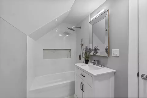 Bath - 864 Ohio St, Gary, IN 46402 photo 3 of 5