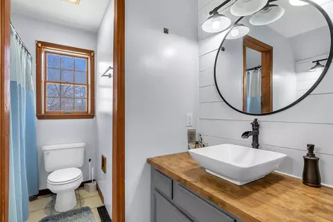 Bath - 5351 E Honor Ave, De Motte, IN 46310 photo 3 of 4