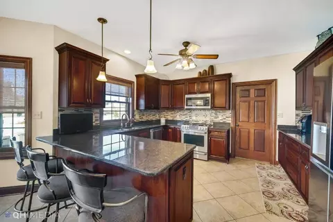 Kitchen - 10406 Silver Maple Dr, Saint John, IN 46373 photo 1 of 3