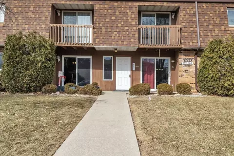 1444 Woodview Dr #7, Crown Point, IN 46307