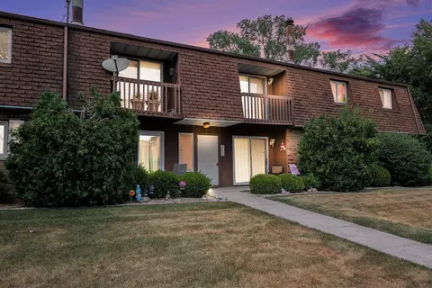 1444 Woodview Dr #7, Crown Point, IN 46307