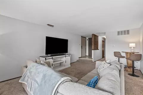Living - 2513 E Lakeshore Dr #7, Crown Point, IN 46307 photo 2 of 2