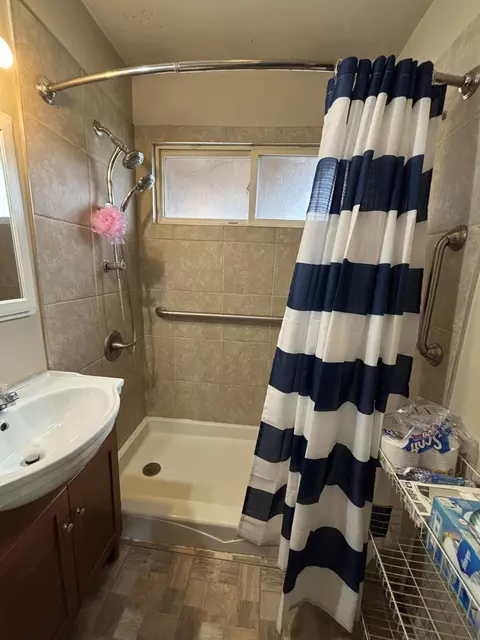 Bath - 7717 Beech Ave, Hammond, IN 46324 photo 2 of 3