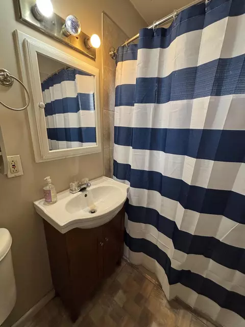 Bath - 7717 Beech Ave, Hammond, IN 46324 photo 1 of 3