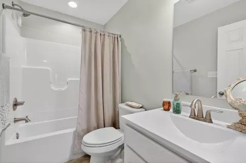 Bath - 2310 Hudson Rd, Valparaiso, IN 46385 photo 2 of 2