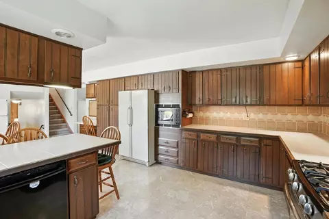 Kitchen - 1246 River Dr, Munster, IN 46321 photo 2 of 3