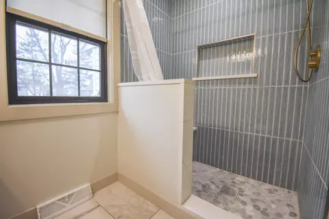 Bath - 8634 Monfort Dr, Saint John, IN 46373 photo 3 of 5