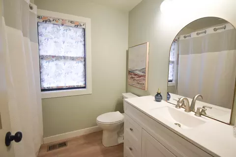 Bath - 8634 Monfort Dr, Saint John, IN 46373 photo 4 of 5