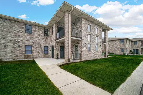 947 Oak Dr, Crown Point, IN 46307