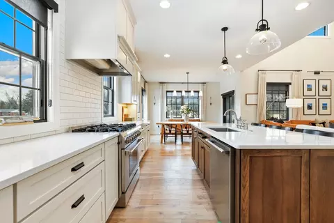 Kitchen - 9543 Corydalis Ave, Saint John, IN 46373 photo 6 of 10
