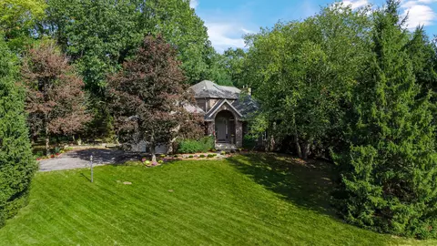 2102 Emmett Ct, Valparaiso, IN 46385