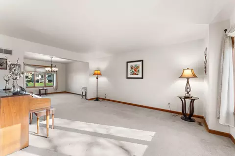 Living - 3115 Devonshire Cir, Crown Point, IN 46307 photo 2 of 3
