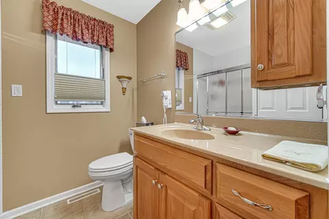 Bath - 1718 Silver Hawk Dr, Crown Point, IN 46307 photo 3 of 4
