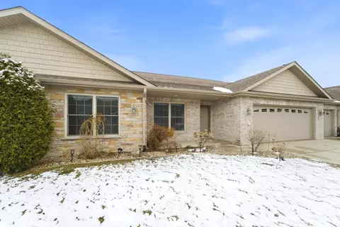862 Veterans Ln, Crown Point, IN 46307