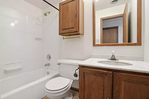 Bath - 2007 W 45th St #307, Highland, IN 46322 photo 1 of 2