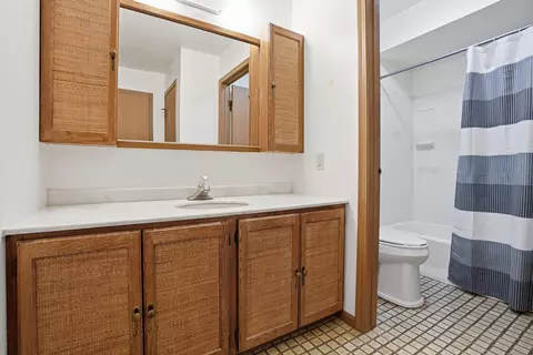 Bath - 2007 W 45th St #307, Highland, IN 46322 photo 2 of 2