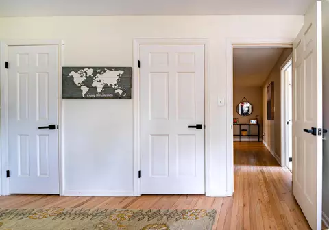 Entry Way - 20 Crest Dr, Dune Acres, IN 46304 photo 3 of 4