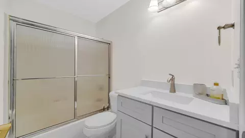 Bath - 5040 Spinnaker Ln #C, Crown Point, IN 46307 photo 2 of 2