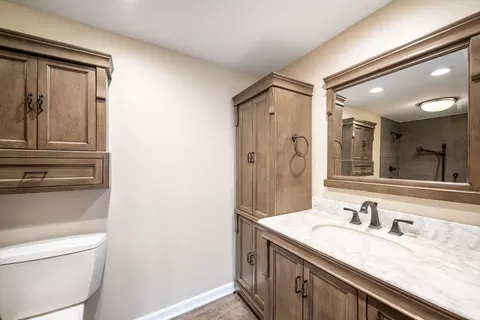 Bath - 4710 Oak Lane Dr, Griffith, IN 46319 photo 2 of 3