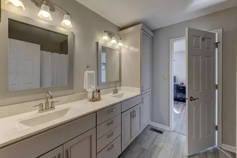 Bath - 1743 Springtime Ct, Dyer, IN 46311 photo 2 of 4