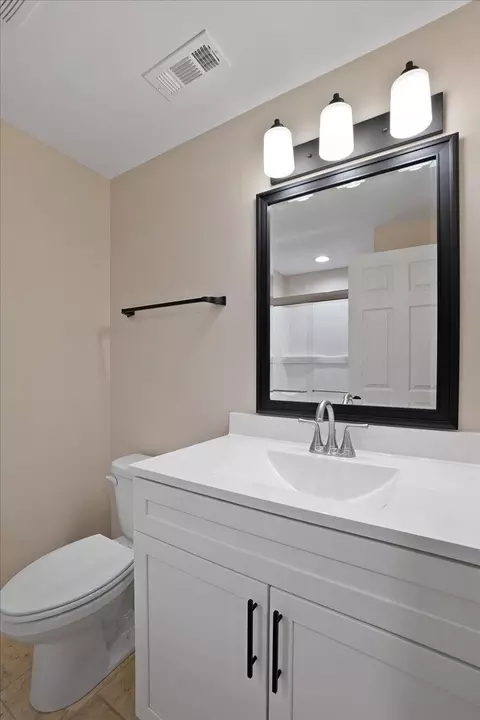 Bath - 948 Cornwallis Ln, Munster, IN 46321 photo 8 of 9