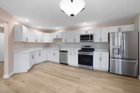Kitchen - 948 Cornwallis Ln, Munster, IN 46321 photo 1 of 5