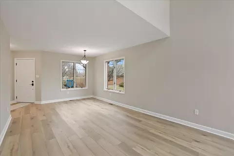 Living - 948 Cornwallis Ln, Munster, IN 46321 photo 1 of 6