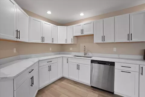 Kitchen - 948 Cornwallis Ln, Munster, IN 46321 photo 3 of 5