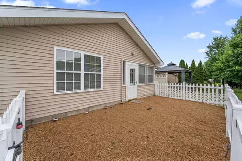 Exterior - 7035 Tompkins Ct, Griffith, IN 46319 photo 4 of 6