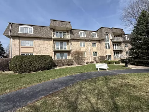 908 Swan Dr #2D, Dyer, IN 46311