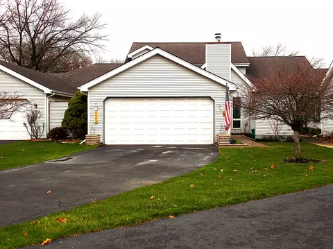 242 Bluegrass Dr, Schererville, IN 46375