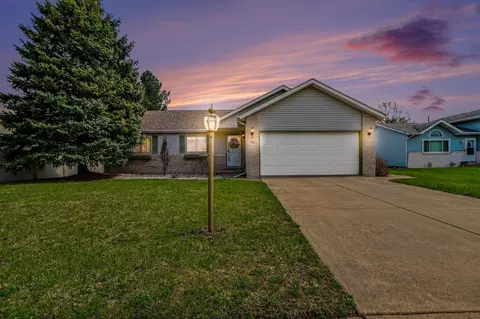 702 Admiral Dr, Chesterton, IN 46304