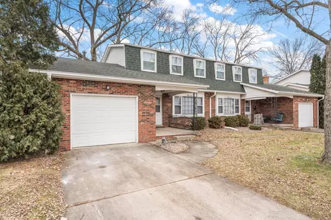 303 Somerset Dr, Valparaiso, IN 46383