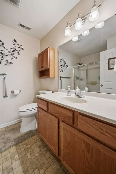 Bath - 352 W 43rd Ct, Griffith, IN 46319 photo 2 of 3