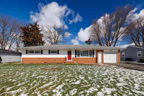 302 E Holley Dr, Kentland, IN 47951