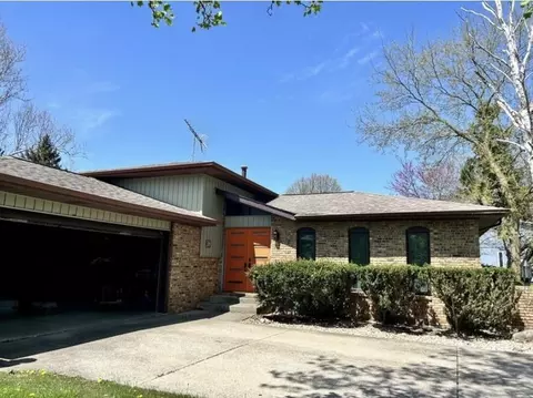 1752 Greenview St, Valparaiso, IN 46383