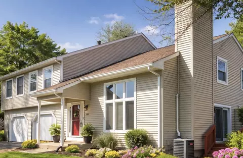 607 Weatherwood Ln, Valparaiso, IN 46383