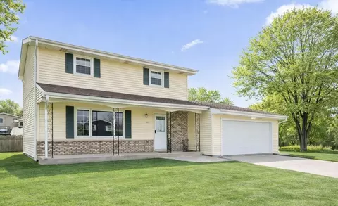 947 Iroquois Dr, Crown Point, IN 46307