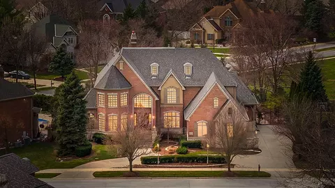 10224 Cherrywood Ln, Munster, IN 46321