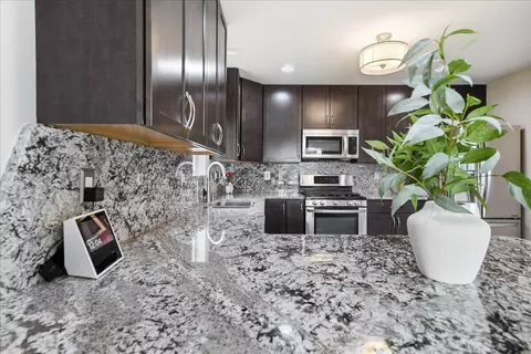 Kitchen - 2501 E Lakeshore Dr, Crown Point, IN 46307 photo 3 of 8