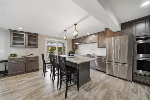 Kitchen - 2501 E Lakeshore Dr, Crown Point, IN 46307 photo 5 of 8