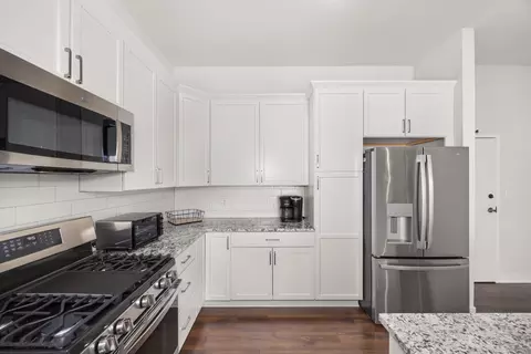 Kitchen - 9610 N Centennial Dr #412, Munster, IN 46321 photo 4 of 4