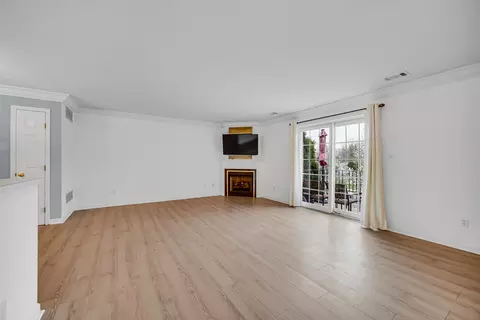 Living - 2649 Georgetowne #B2, Highland, IN 46322 photo 2 of 4