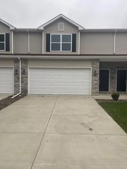 925 Paula Ct, Hobart, IN 46342