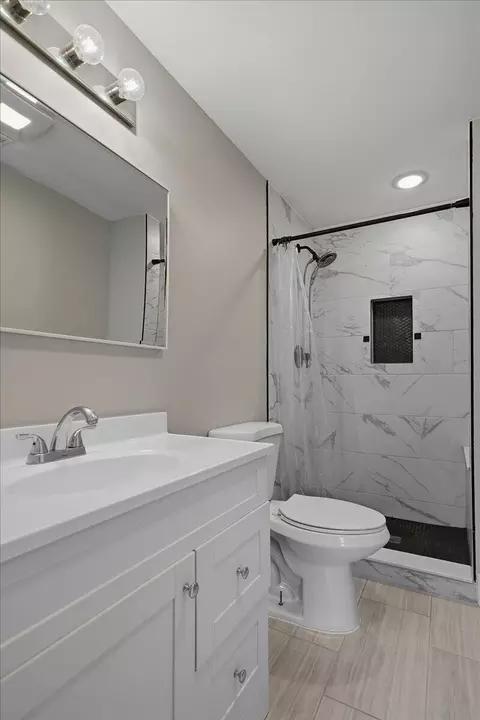 Bath - 6411 E 129th Ave, Crown Point, IN 46307 photo 5 of 8