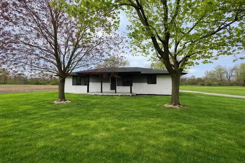 1122 Elm St, De Motte, IN 46310