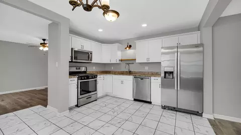 Kitchen - 309 Michigami Trl, Porter, IN 46304 photo 2 of 3